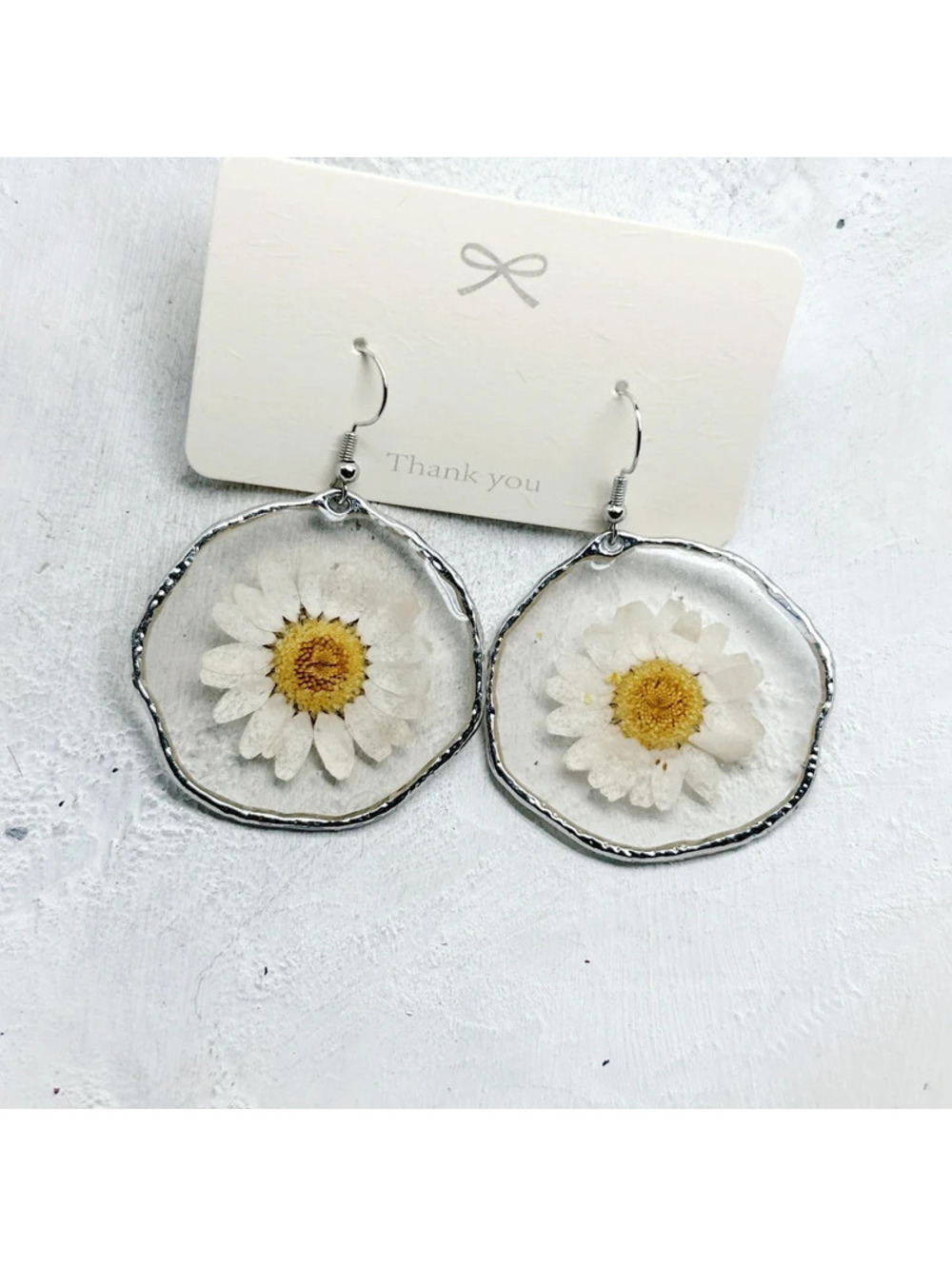 1358mc. White Daisy Earrings Resin